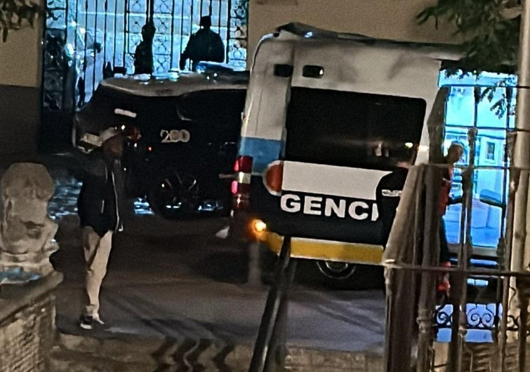 La enésima pelea en el Realejo provoca una estampida de clientes en la plaza Carlos Cano